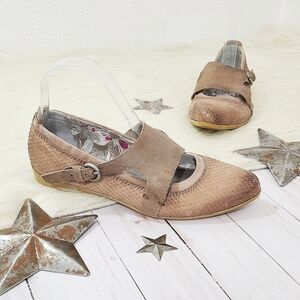 MJUS Tyne distressed leather flats tan pointed toe snakeskin size 37